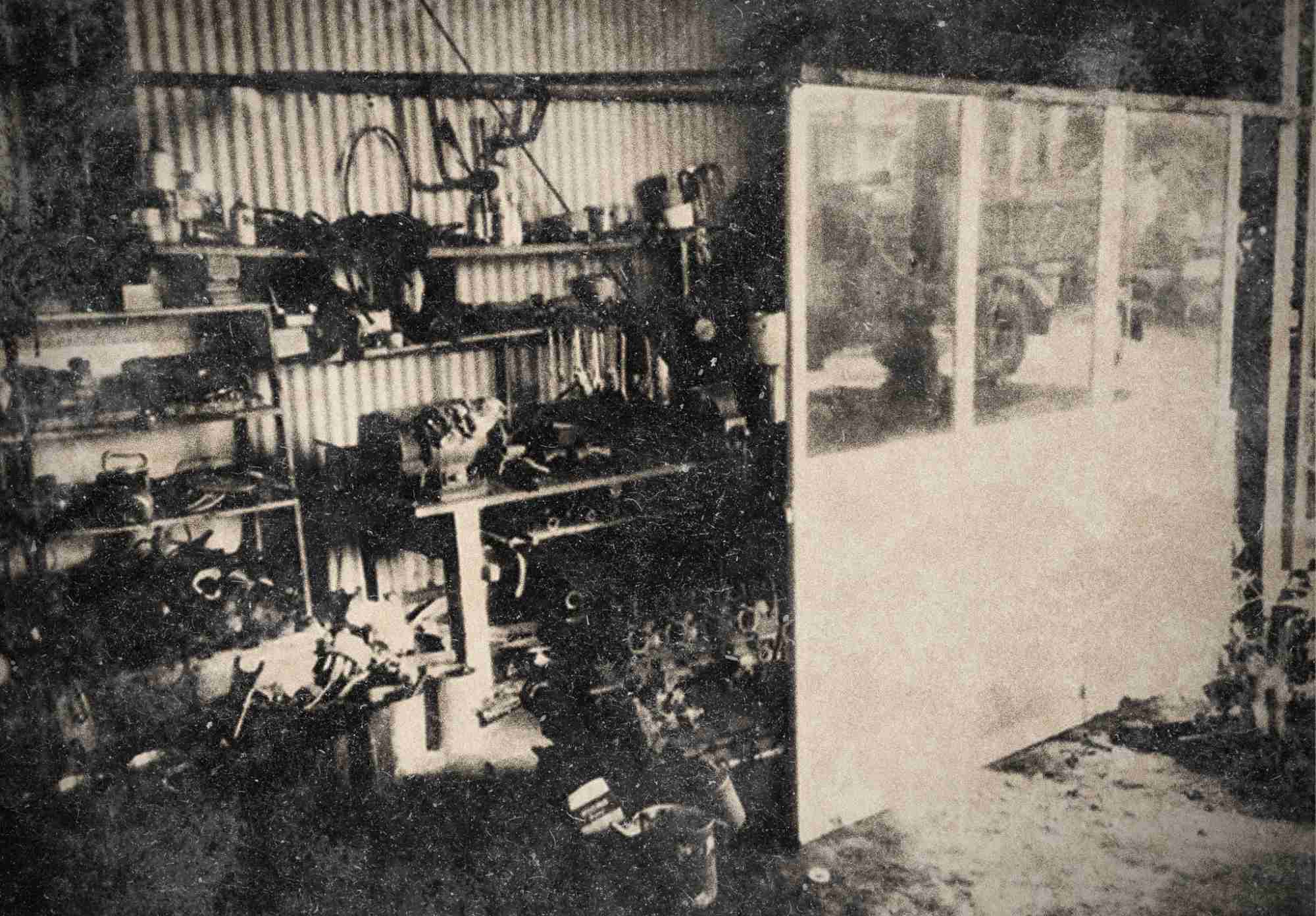 古い写真昔の工場内