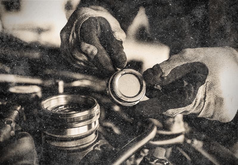 古い写真エンジンルームの整備