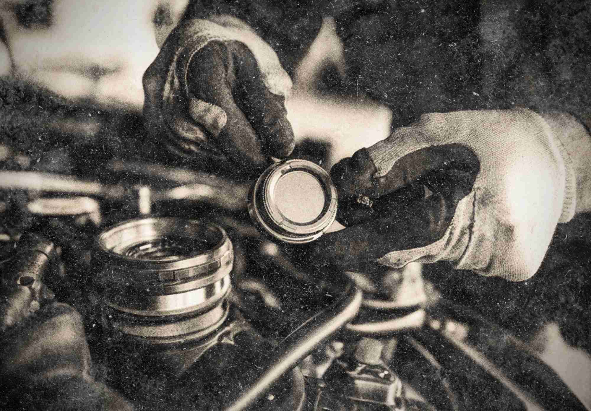 古い写真 エンジンルームの整備