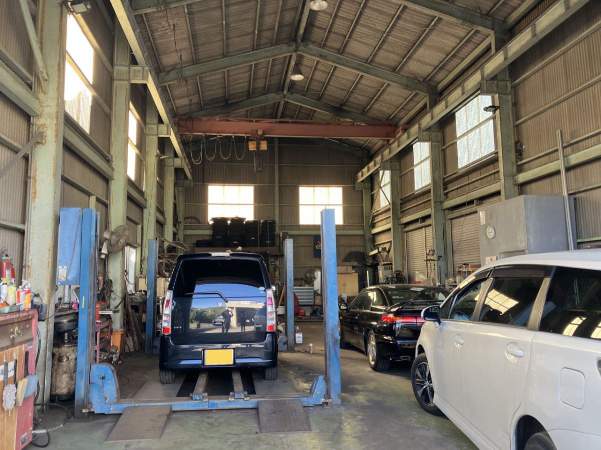 リフトアップされた車両がある自動車修理工場の内部