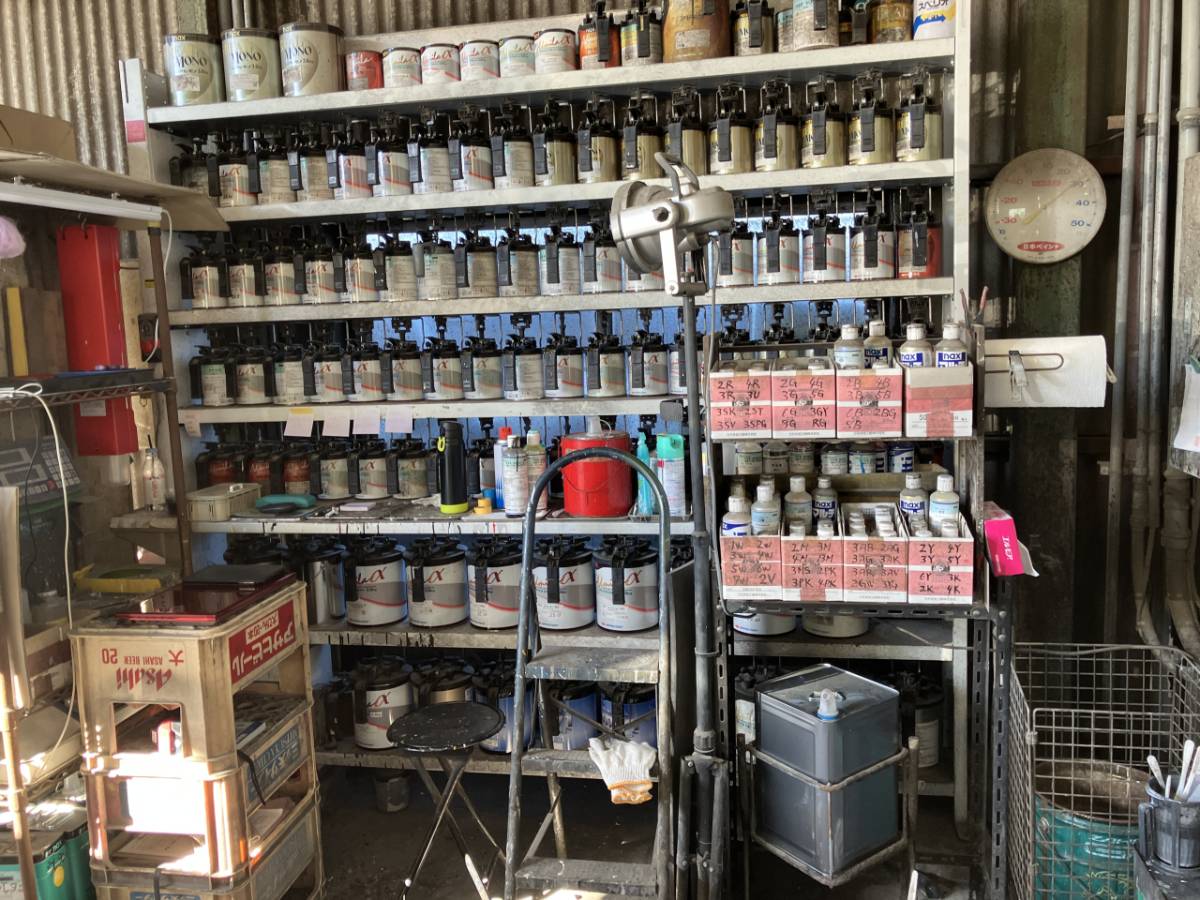 多数の塗料容器と化学薬品が陳列された工場内部