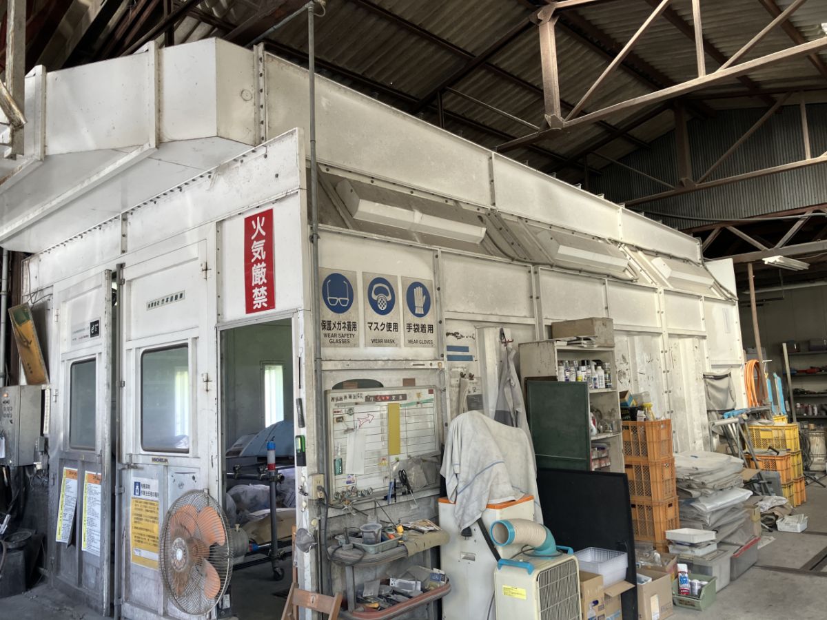 工場内に設置された白い塗装ブース