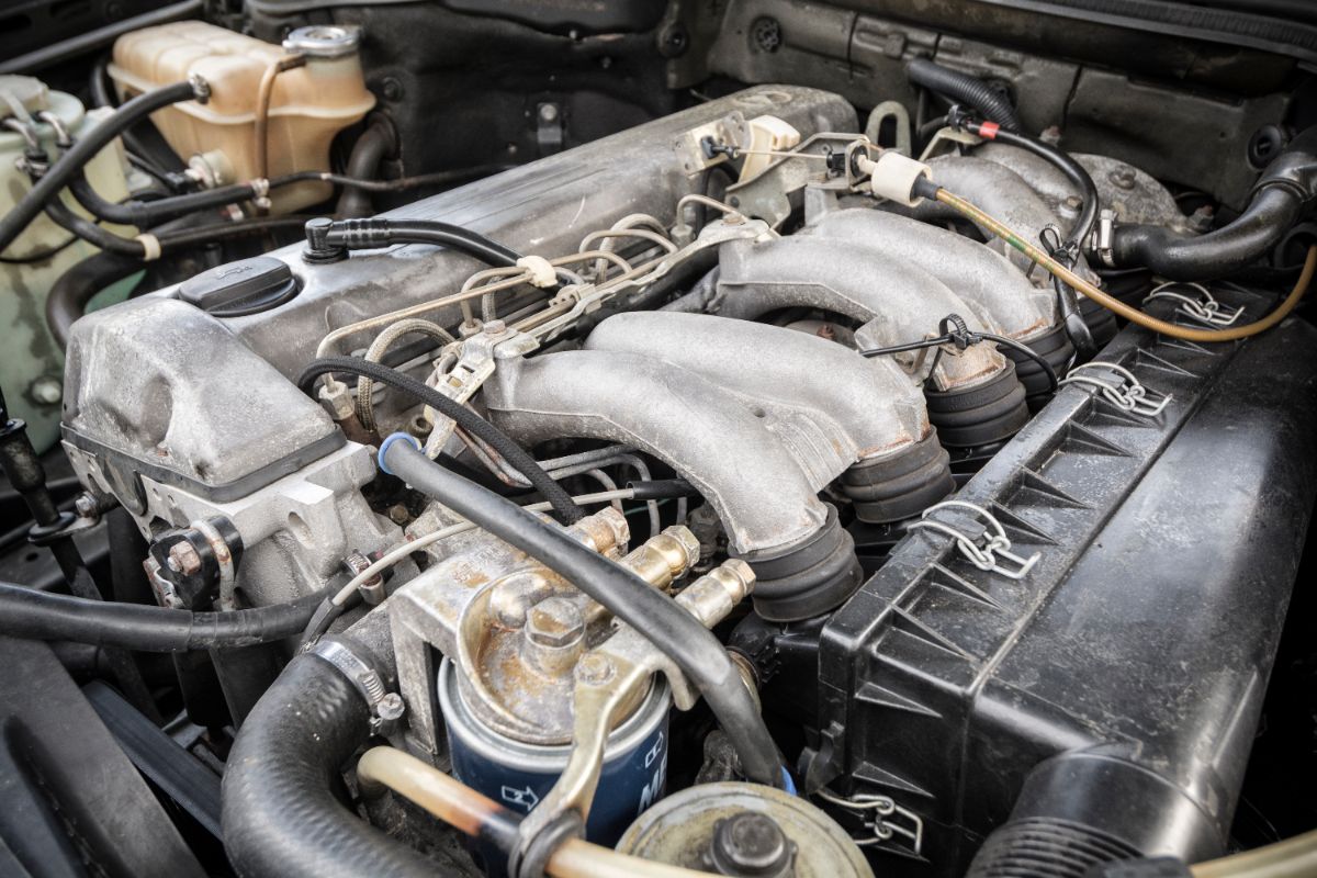 ホースや配線が複雑に配置された自動車エンジンルーム