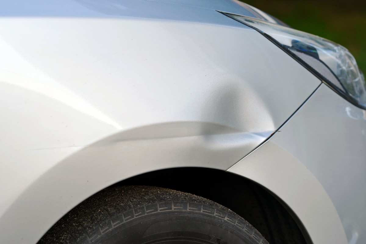 フェンダー部分がへこんだ車の修理前の状態