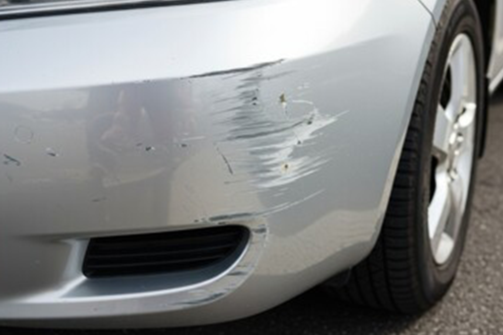 車の前部バンパーに付いた深い擦り傷