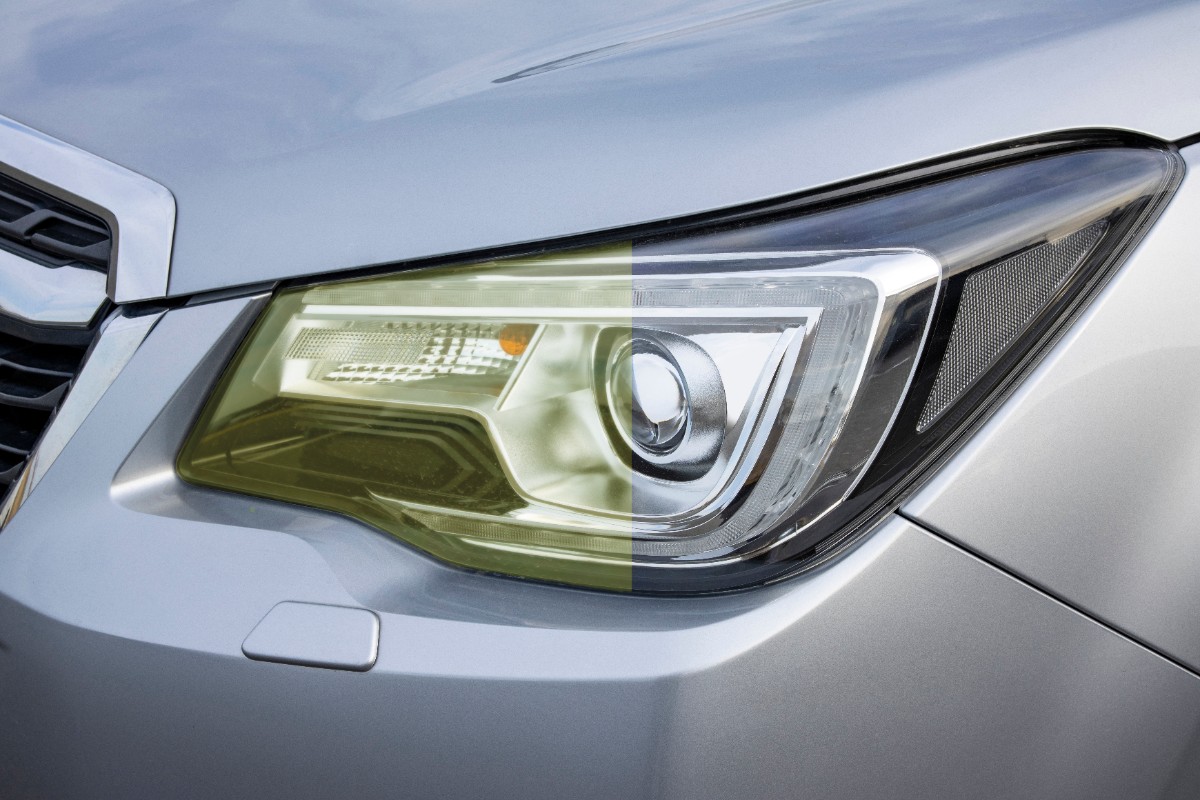 自動車のヘッドライトの黄ばみの比較と劣化状態