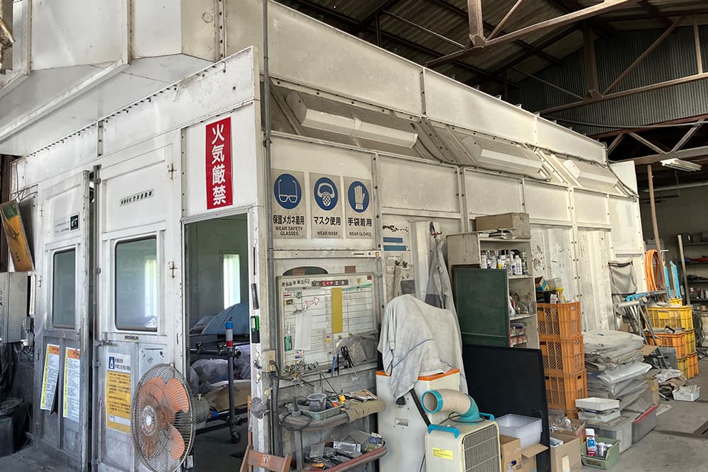 工場内に設置された白い塗装ブース