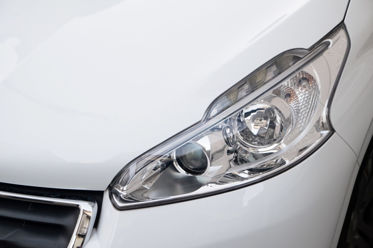 自動車のフロント部分にあるクリア素材のヘッドライト