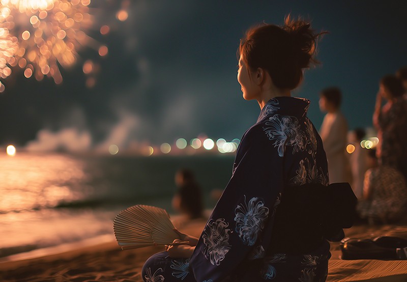 夜祭りで花火を見上げる浴衣姿の女性